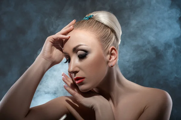 Meisje met haar en sieraden. — Stockfoto