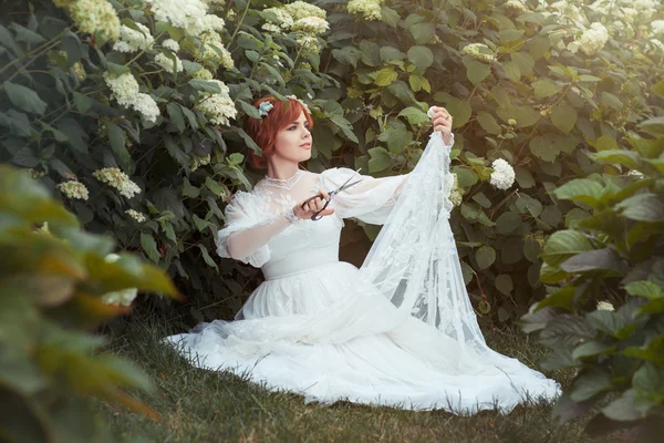 Chica con tijeras hace que el vestido de novia . —  Fotos de Stock