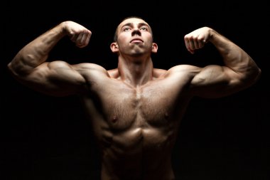 Portre göğüslü erkek vücut geliştirmeci.