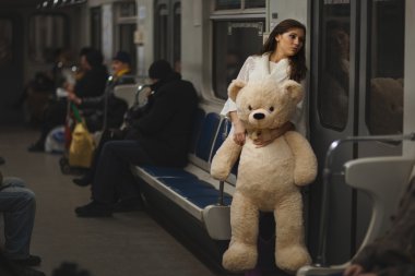 Metroda üzgün kız.