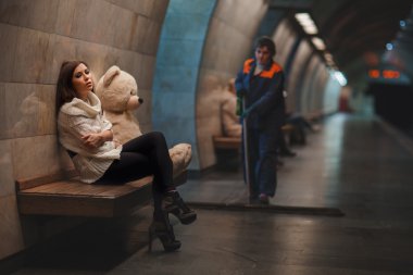 Güzel ve hüzünlü kız metro.