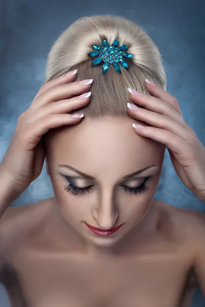 Cabelo de mulher com alfinetes bobby . — Fotografia de Stock