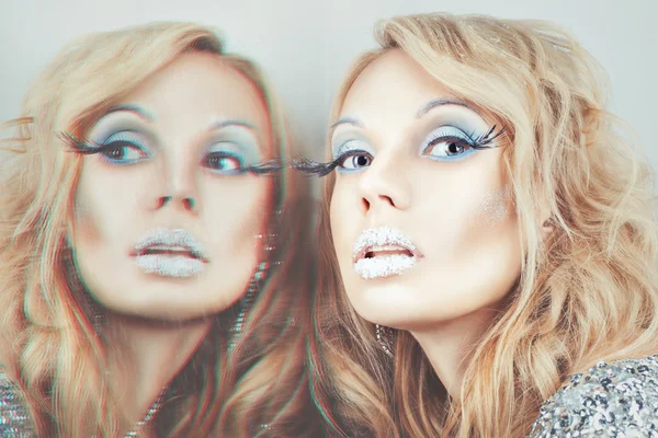 Retrato de una chica con reflejo . — Foto de Stock