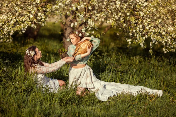 Le donne bevono dalla bottiglia . — Foto Stock