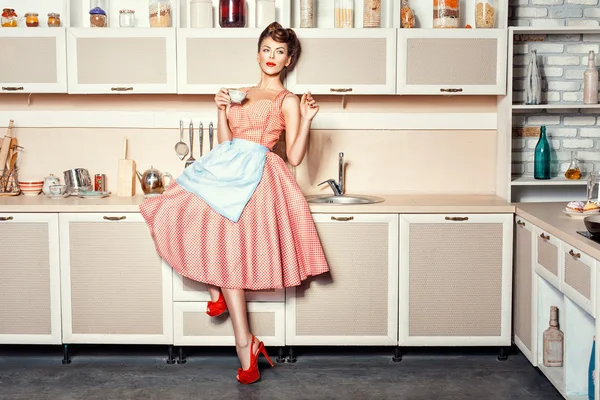 Femme dans la cuisine. Photo De Stock