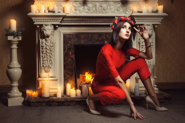 Garota em um macacão vermelho poses. — Fotografia de Stock