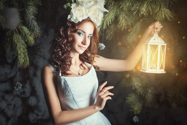 Menina com uma lanterna . — Fotografia de Stock