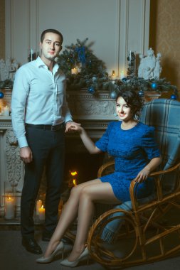 Bir kadının elini tutarak adam.