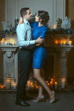 adam bir kadın kucaklar.