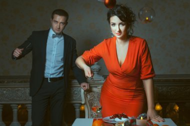 Çatal, bıçak tutan adam kadınla.