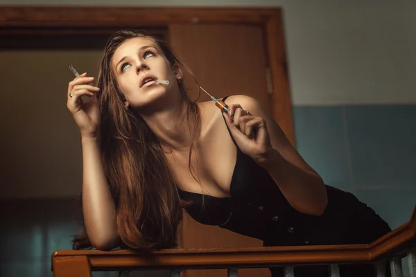 Girl addict with syringe. — Stock Photo, Image