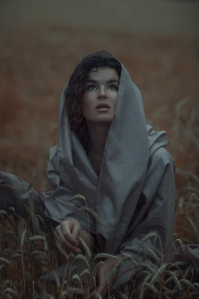 Depressing portrait of a girl in the field. — Stock Photo, Image