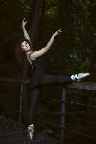 Chica bailando ejercicio . — Foto de Stock