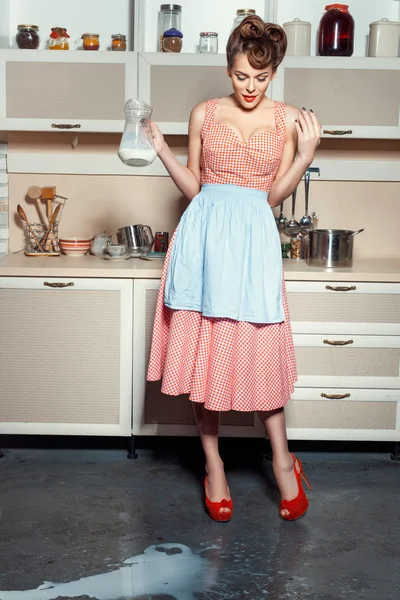 Frau verschüttet Milch. — Stockfoto