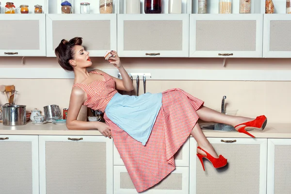 Vrouw eten een taart op tafel. — Stockfoto