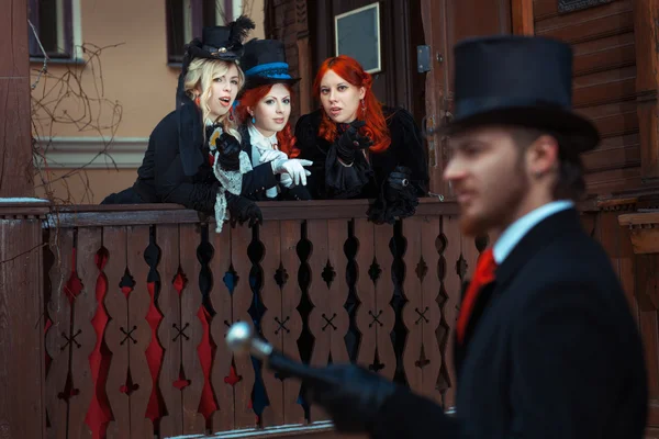 Chicas discutir hombre en traje retro . — Foto de Stock