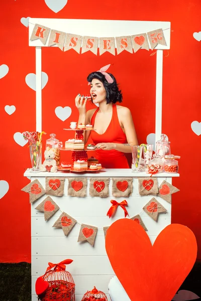 The girl in the booth eating cake. — Stock Photo, Image