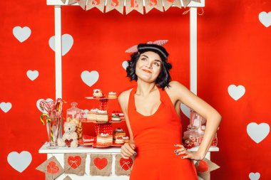 Kadın sinsice gülümser.