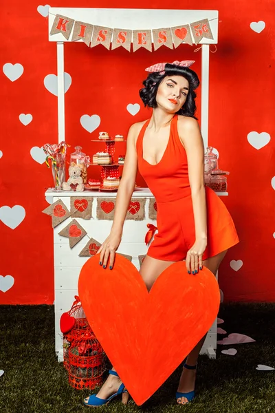 Meisje houdt van een rood hart. — Stockfoto