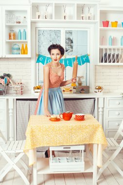 Bir oklava ile Retro kadın.