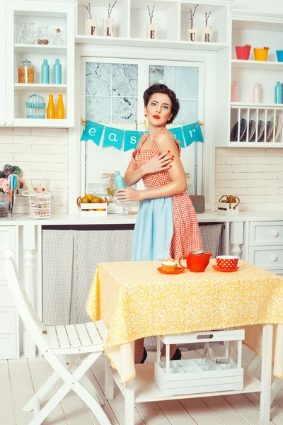 Menina com uma garrafa . — Fotografia de Stock