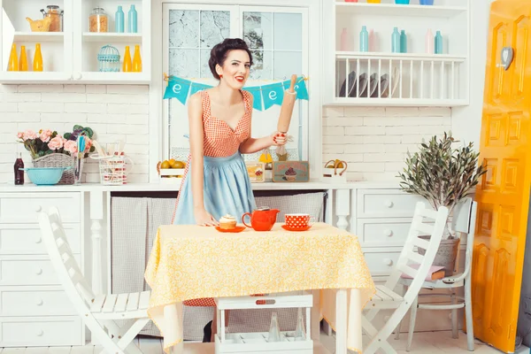 Het meisje in de keuken retro stijl. — Stockfoto