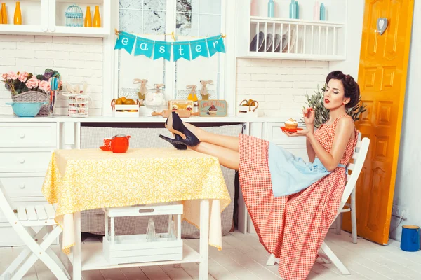 Menina sentada na cozinha . — Fotografia de Stock