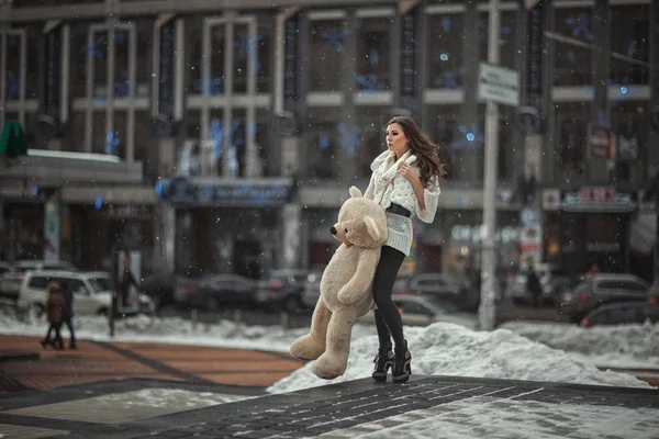 Девушка с игрушечным медведем в городе . — стоковое фото