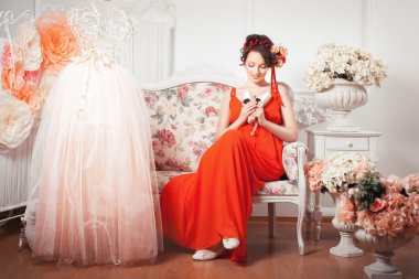 İhale kız gözlerini düşürdü.