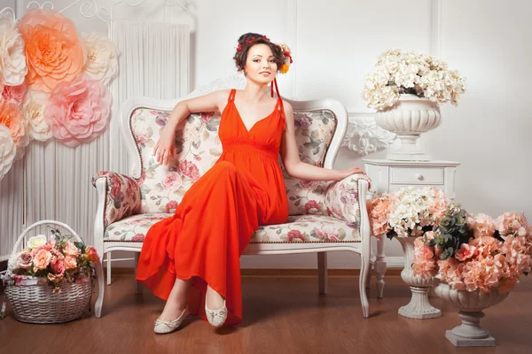 Ragazza con dei fiori tra i capelli . — Foto Stock