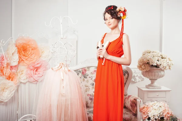 The girl in the hands of ballet pointe shoes. — Stock Photo, Image