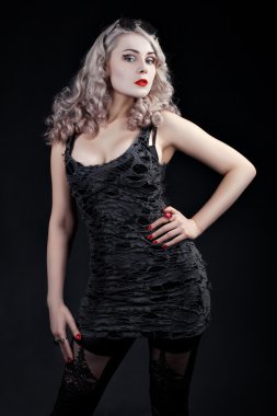 Şık sarışın kısa bir elbise içinde.