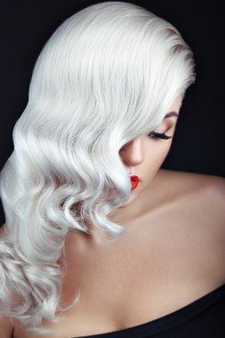 Yüz saç kilitleri ile kaplı.