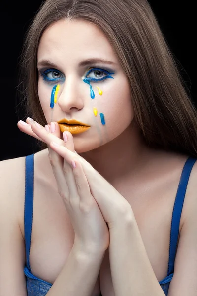 Dziewczynka płacze żółty niebieski łzy. — Zdjęcie stockowe
