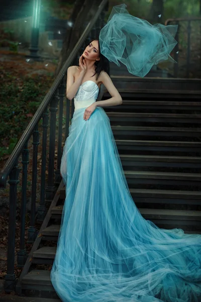 Vestido longo azul de fadas, um conto de fadas. — Fotografia de Stock