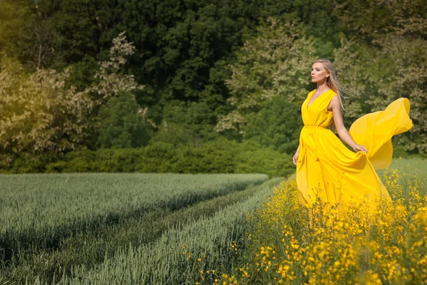 Blond tjej i en gul klänning. — Stockfoto