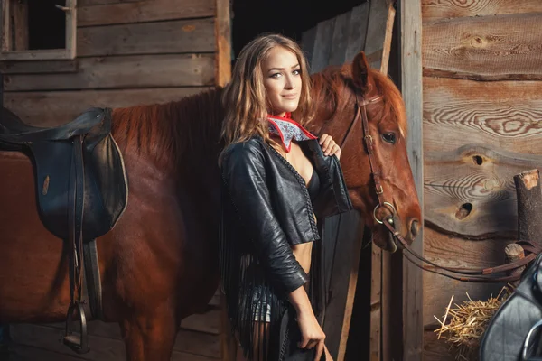 Menina em jaqueta de couro com um cavalo . — Fotografia de Stock