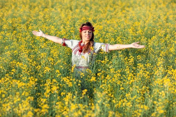 Menina no campo amarelo . — Fotografia de Stock