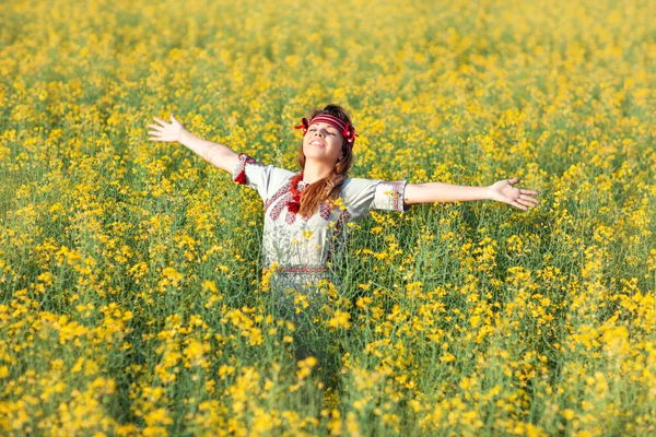 Meisje is op het veld. — Stockfoto