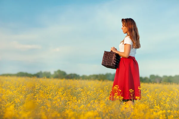 Meisje profiel op een gele weide. — Stockfoto