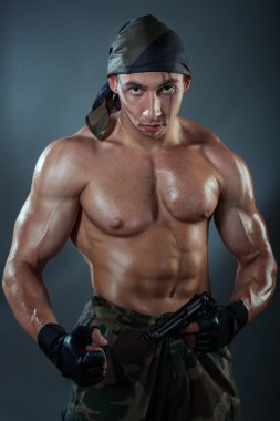 Ciddi bir yüz ile askeri adam.