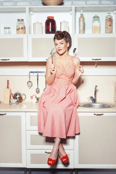 Mujer se va a cocinar en la cocina. — Foto de Stock