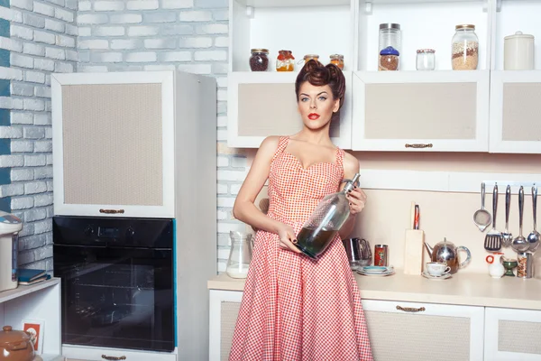 Woman with a bottle of soda. — Stock Photo, Image