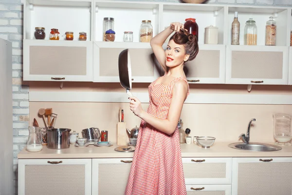 Girl holding a frying pan. — Stock Photo, Image