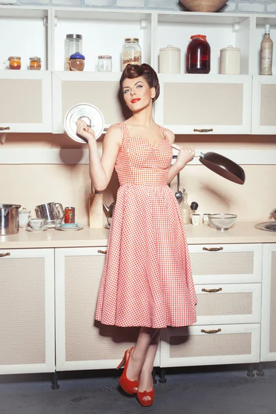 The girl with a frying pan. — Stock Photo, Image