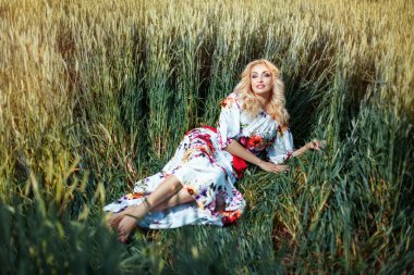 sarışın kadın bir alanda yalan.