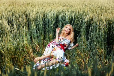 buruşuk çim sahada kız yatıyor.