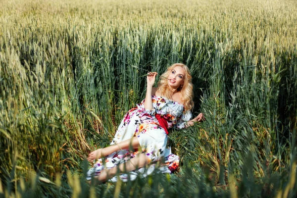 buruşuk çim sahada kız yatıyor.