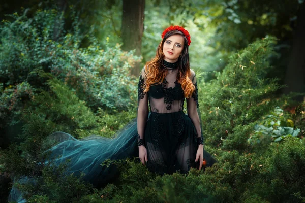 Vacker flicka är i skogen fairy. — Stockfoto