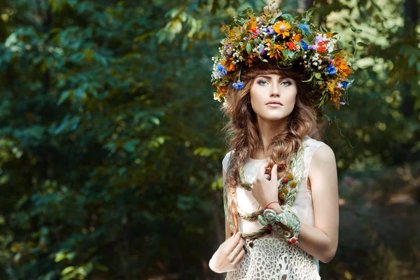 Portrait fille mignonne avec couronne de fleurs . — Photo